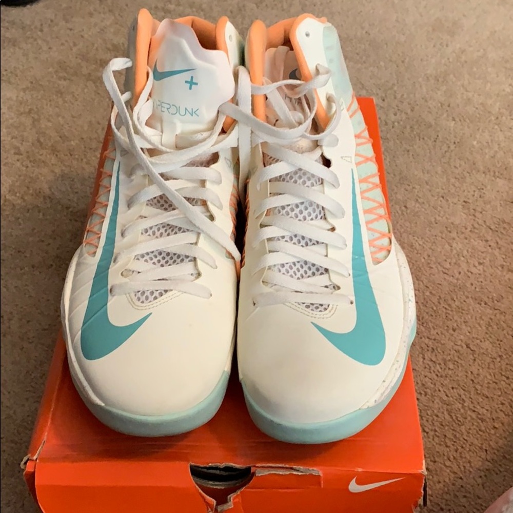 Nike hyperdunk plus!  Great condition 9/10